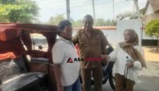 Momen kedekatan Hj. Tina Wiryawati saat berinteraksi dengan salah satu warga penerima manfaat program becak listrik dari Presiden RI.