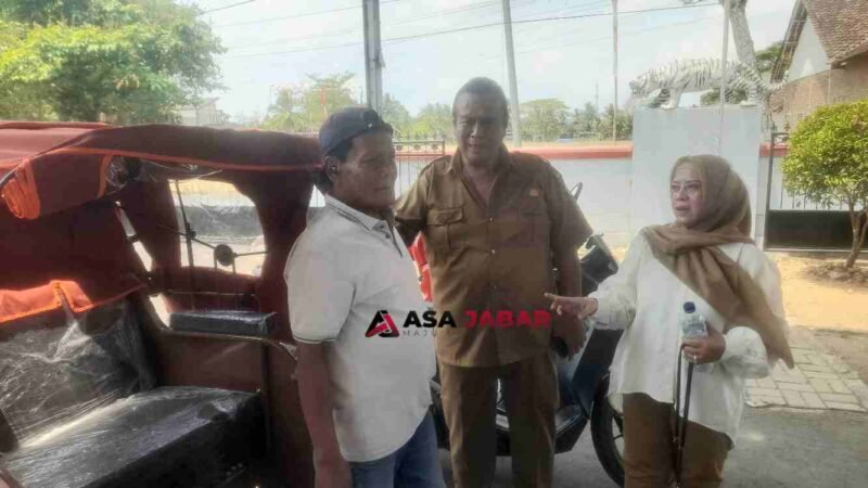 Momen kedekatan Hj. Tina Wiryawati saat berinteraksi dengan salah satu warga penerima manfaat program becak listrik dari Presiden RI.