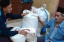 Salah seorang warga desa pawindan tengah menyalurkan zakatnya dengan padi.