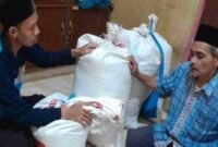 Salah seorang warga desa pawindan tengah menyalurkan zakatnya dengan padi.