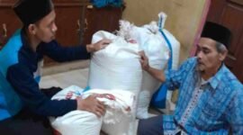 Salah seorang warga desa pawindan tengah menyalurkan zakatnya dengan padi.