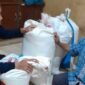 Salah seorang warga desa pawindan tengah menyalurkan zakatnya dengan padi.