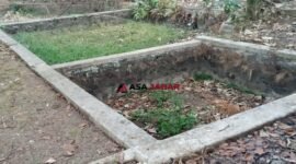 Kolam yang biasanya penuh air dan kehidupan kini mengering dan ditumbuhi rumput liar.