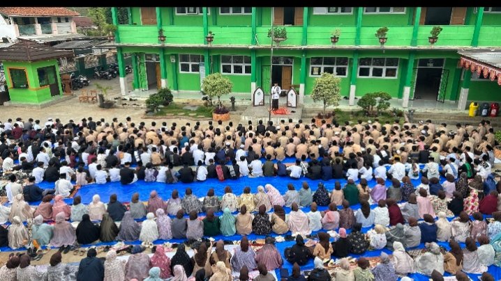 Drs. KH. Saeful Ujun, memimpin pelaksanaan salat istisqa di halaman MAN 5 Ciamis, Jumat Pagi (9/10/2026).